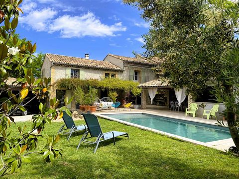 Magnificent Provençal farmhouse from the 19th century, completely renovated; in 2010 according to the rules of the art. This exceptional property combines old-world charm and modern comfort, close to a pretty Vaucluse village and all amenities within...