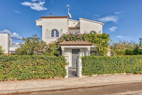 Te koop, mooi huis totaal gerenoveerd met veel smaak. Gelegen in een rustige wijk van Sta Margarita- Roses, ongeveer 1.200m van het strand, heeft het een perceel van 547m2 en ongeveer 150m2 bewoonbaar. Het is verdeeld in twee verdiepingen, op de bega...