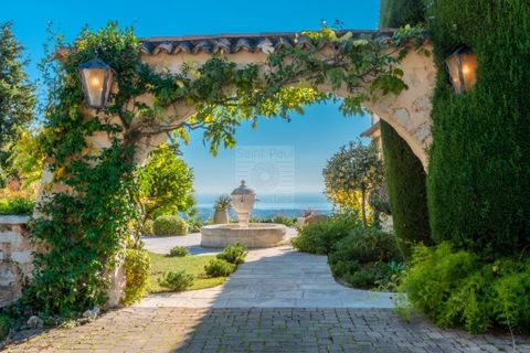 ELEGANCE and SERENITE emanate from this beautiful property on the heights of Vence, in a sought-after area a few minutes from the city center, offering an EXCEPTIONAL VIEW of the sea, the Cap d'Antibes, the city of Vence and the Baou. The main house ...