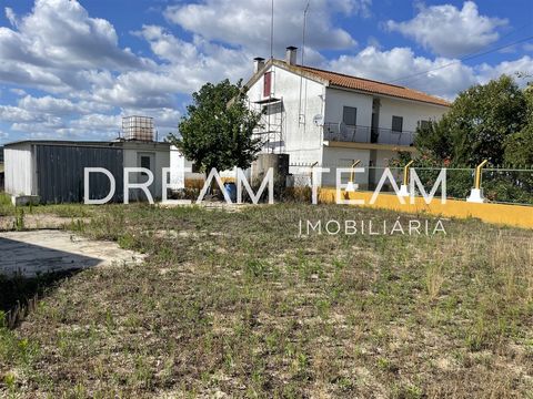 Plot of land with a total area of 912m2, located in Azervadinha, Coruche. This property is located, according to the PDM, in an urbanizable space for expansion. Since 500m2 are part garden and 412m2 part urban. According to the PDM, it allows for an ...