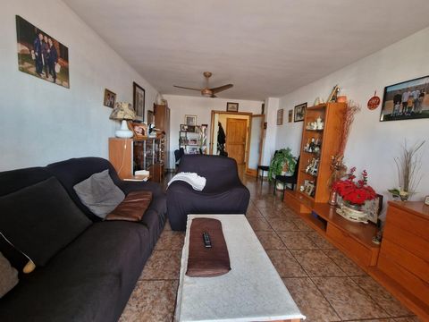 Great opportunity to acquire a first floor with an elevator in the area of Son Ferriol, Palma de Mallorca. With a total surface area of 98 square meters and a plot of 108 square meters, this property is in excellent condition and has one double bedro...