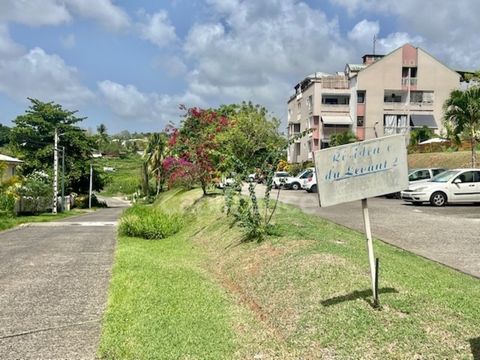 Dpt Martinique (972), à vendre DUCOS appartement T3 de 48,71 m² avec terrasse et box garage