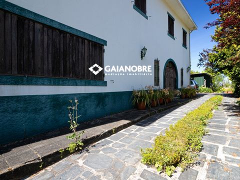 Detached house with 4 fronts in Avintes. With 2 floors. Common room with wood burning stove. 5 bedrooms spread over 2 floors. 3 bathrooms. Terrace with surrounding garden and barbecue. Land with fruit trees and well. Enclosed garage for 3 cars. Frees...