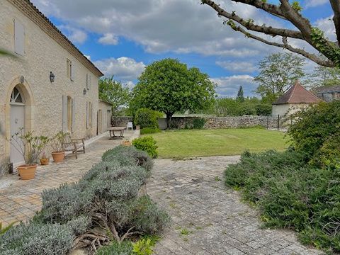 Exclusivity Beyond Immobilier - A really delightful property within walking distance of the sought after village of Pujols. The main house offers generous light filled accommodation and a wealth of period features. Of particular note is the open plan...