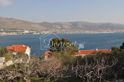 For sale building land plot, surface of 800 sq.m., 200 m from the beach, located in building zone of quiet area Okrug Donji. Water and electricity connections are near by. Asphalt access road, closest distance from the center of village and amazing s...