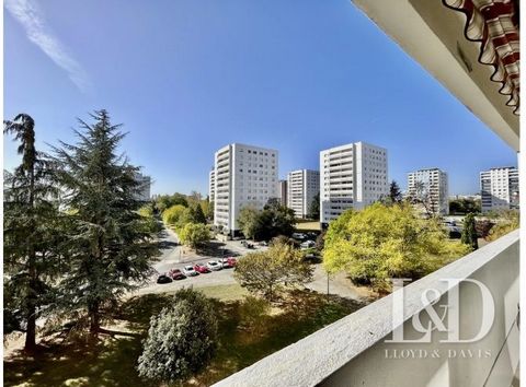 Under offer: 5-ROOM APARTMENT NEAR THE NURSERY IN A SECURE RESIDENCE WITH CARETAKER. Ideal for a first purchase or for investors: Apartment of 90m² (89.96 Carrez law) located on the 4th floor of a building with elevator accessible to people with redu...