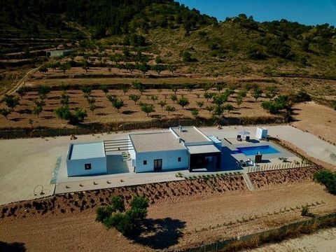 . NEUGEBAUTE VILLA IN ALBANILLA, MURCIA Neubau-Villa auf einem großen Grundstück in der Gemeinde Abanilla, Provinz Murcia. Moderne einstöckige Villa auf einem riesigen Grundstück von 5.000 m2 gebaut, verfügt über 3 Schlafzimmer, 2 Bäder, Gäste-WC, of...