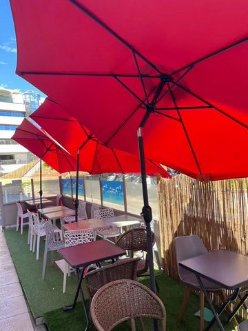LIMIT MONACO - ONLY 70 METERS FROM THE PRINCIPALITY - Open your restaurant at the corner of a building in the heart of downtown Beausoleil! Business for sale: catering, deli, snack bar, sandwich shop. Potential: Terrace with 16 seats and indoor seati...