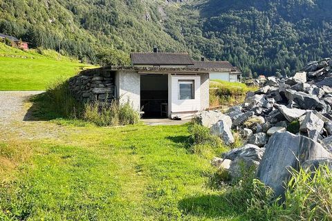 Gemütliche Ferienwohnung in Rundereim, in einem Haus direkt am Ufer (Typ Rorbu) mit mehreren Ferienwohnungen ringsum. Sie wohnen hier direkt am Meeresufer mit einem tollen Steg und Blick zum Angelrevier Sildagapet. Dies ist das richtige Revier für an...