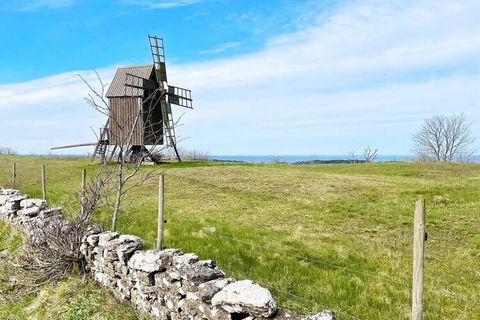 Ansprechend renoviertes Ferienhaus bei Gårdstorp mit verglaster Veranda, von der aus Sie einen zauberhaften Ausblick über die reizvolle Landschaft und bis zum Wasser im Kalmarsund haben! Das Ferienhaus wurde unter Berücksichtigung zeitgemäßer Bautech...