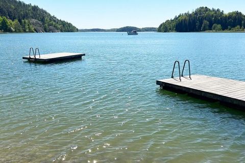 Willkommen in der schönen Gemeinde Nynäshamn und Stora Vika, einem Juwel auf dem Lande. Das komplett neu erbaute Ferienhaus verfügt über alle Annehmlichkeiten, ist ansprechend möbliert und bietet auch eine Terrasse mit Gartenmöbeln und Grill. Das Sch...