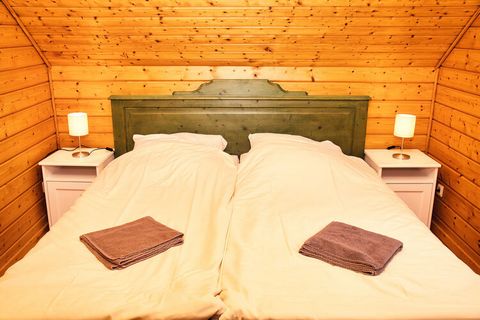 The cozy holiday home with its cozy feel-good atmosphere is located in a holiday complex on the outskirts of the small Harz town of Hasselfelde. It has two bedrooms, a living and dining area with a sofa bed for the 5th person, a bathroom and a guest ...