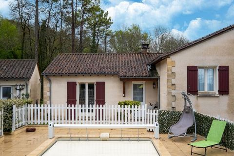 Sehr komfortables Haus auf dem Land im Herzen des Périgord Noir (Tausendundeine Burgen), 4 km vom Stadtzentrum entfernt Haus mit 100 m² ausgestatteter Küche, großem Wohnzimmer mit Fernseher, Esszimmer mit 2 großen Schlafzimmern mit 140 cm breiten Bet...