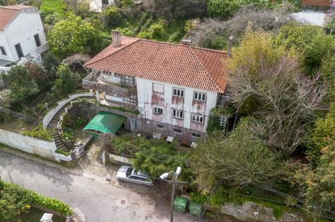 Identificação do imóvel: ZMPT565798 Description: Three-story house located in Chão de Meninos, a privileged area in the charming village of Sintra. Despite needing renovations, this villa presents a unique investment opportunity, offering the possibi...