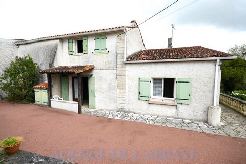 Dans un petit hameau calme sur la commune de Port-d'Envaux, aux portes de Saintes 3 mn, 5 mn de l'Hyper U , cette maison de 100 m2 env. sur 2 niveaux comprend au rez-de-Chaussée une cuisine aménagée et équipée avec cheminée, un salon/séjour de 33 m2 ...