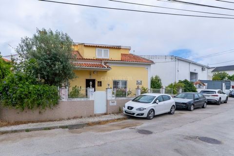 3 bedroom villa on a 355m2 plot of land with 138m2 of gross construction area in Charneca da Caparica. This villa allows you to invest for your own home or as a second home or even for the rental market. On the first floor, it comprises a living room...