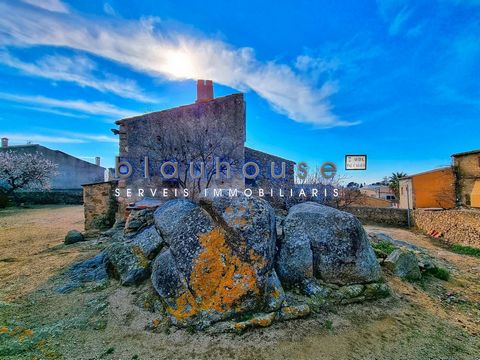 Pau (Alt Empordà) - katalanisches Bauernhaus aus dem neunzehnten Jahrhundert, dessen Haupthaus 1980 renoviert wurde. Das Haus befindet sich auf einem Grundstück von 2454m2, das sowohl für die Lage, die Ausrichtung als auch für die Dienstleistungen an...