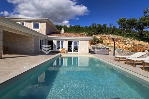 Luxurious stone villa in rustic style with sea view in Jadranovo. Spread over 200 m², with an additional 36 m² garage and 10 m² engine room, this elegant rustic-style stone villa offers the perfect blend of traditional charm and modern comfort. Locat...