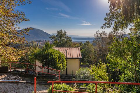 In der Ortschaft Mezzane, einem malerischen Weiler in den Hügeln von Villanuova sul Clisi, bieten wir ein großes Baugrundstück mit einem herrlichen Panoramablick auf den See zum Verkauf an. Dieses bezaubernde Grundstück stellt eine einzigartige Geleg...