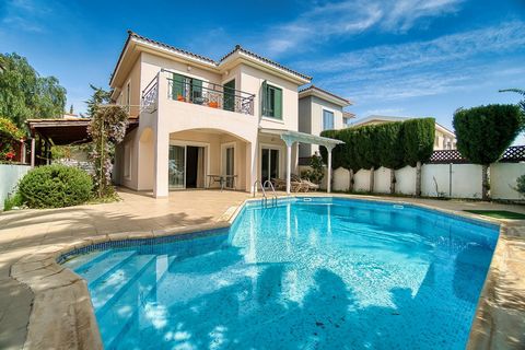 Esta impresionante villa ofrece una combinación perfecta de vida de lujo y vistas impresionantes. Situado en lo alto de una colina, con vistas tanto al campo de fútbol de entrenamiento como al mar azul, ofrece un entorno sereno y pintoresco para sus ...