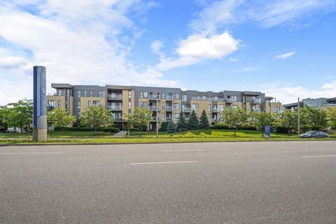 Hervorragende Eigentumswohnung im 3. Stock. Verfügt über eine Garage und einen Außenstellplatz. Das Hotel liegt in Lachine, in der Nähe des Lachine-Kanals (5 Minuten zu Fuß), umgeben von zahlreichen Annehmlichkeiten und Dienstleistungen. In der Nähe ...