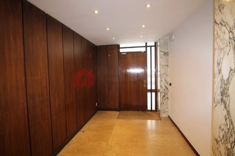 Offices 440m2 ideal for an academy with an independent entrance to the community of neighbors. This property is located on Calle Aragón on the corner of Girona and has an independent entrance to the community of neighbours with direct access from the...