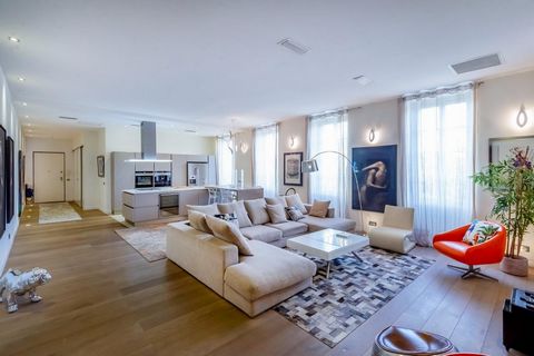 Coulée verte - Massena. Zeer zeldzaam in Nice - Prachtige locatie - 4-kamer appartement van 162 m2, op een hoge verdieping, in een prachtig gebouw uit 1760 met lift. Zeer mooie recente diensten, luxe, mooie volumes en helderheid. Prachtige entree/woo...