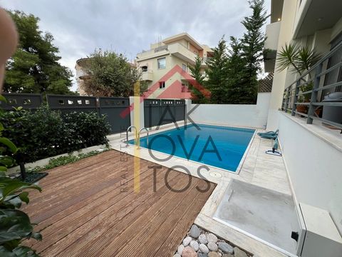 Frei stehendes Haus zu verkaufen, Etage: Souterrain, Erdgeschoss, 1. (3 Ebenen), in der Gegend: Glyfada - Golf. Die Fläche des Anwesens beträgt 260 m² und befindet sich auf einem Grundstück von 187 m². Es besteht aus: 5 Schlafzimmern (1 Master), 3 Ba...