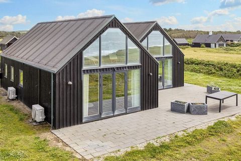 Fantastisches Ferienhaus mit Whirlwanne im Bad und attraktiver Lage, ganz vorne in erster Reihe am Meer bei Lønstrup. Hier bietet sich einem ein einzigartiger Panoramaausblick über das Meer und die Küstenregion, u.a. bis zum Leuchtturm Rubjerg Knude!...