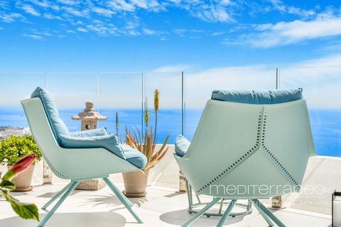 Welcome to this impressive duplex penthouse with spectacular views of the Mediterranean Sea and the Bay of Fuengirola, located in the exclusive residential complex Stupa Hills, a few meters from the Buddhist temple of Benalmádena.The house is accesse...