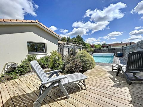 En limite de Latresne et de Carignan, vous apprécierez cette belle maison contemporaine située dans un environnement calme et privilégié, proche des commerces du bourg de Carignan. Elle procure de plain-pied des espaces de vie adaptés à tous les beso...