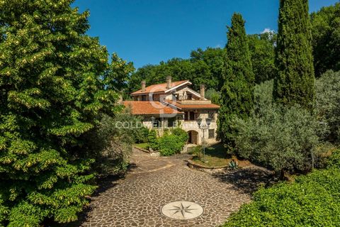 OBJEKTBESCHREIBUNG In einer der prestigeträchtigsten Wohngegenden von Terni, eingebettet in die wundervolle natürliche Umgebung des Monte La Croce, bieten wir diese prächtige Villa von ca. 500 m2 zum Verkauf an, die mit einem großen Außenhof von ca. ...