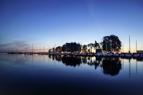 Esta hermosa casa de vacaciones de 2 dormitorios es perfecta para familias. Cuenta con una terraza privada para relajarse por la noche con una barbacoa. La hermosa laguna está a poca distancia a pie. Puedes dar largos paseos por el bosque (0,3 km) y ...