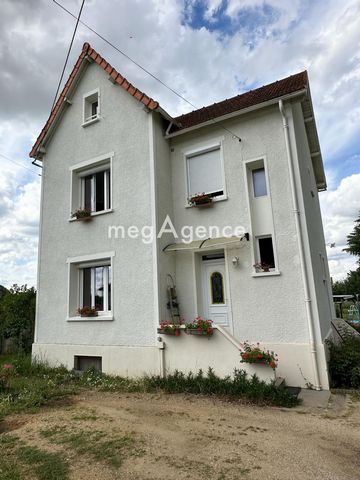 Located in Châtellerault, this property enjoys a privileged location in a quiet and residential area, close to all amenities. This typical Châtelleraudaise house of 118 m² of living space, on a plot of 1208 m² offers a pleasant and practical living e...
