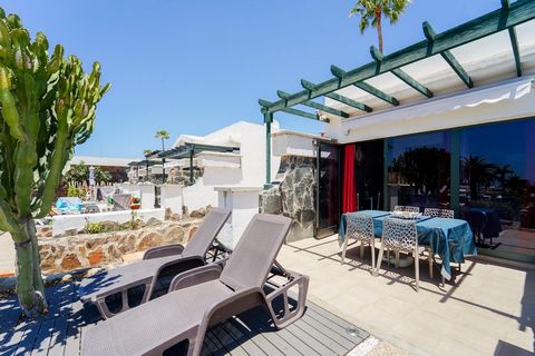 Ce charmant bungalow en excellent état se trouve dans le célèbre complexe Maspalomas Lago et bénéficie d'un emplacement stratégique à proximité de l'entrée principale. La propriété est vendue avec tous les équipements et meubles nécessaires pour y em...