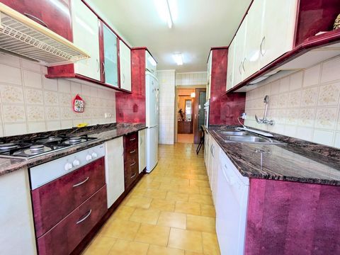 Central 4-bedroom apartment of 111 m2 with forty years of age, well preserved and to move into. Terrace that communicates with the dining room and the kitchen is independent with pantry and is renovated. Storage room is included. VPO Apartment Ampost...