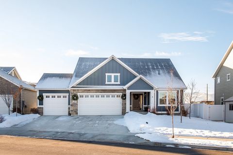 This beautiful home is situated in one of Heber Valley's most desirable locations. Just a half block to Wasatch High School and minutes to shopping, skiing, fishing and outdoor activities. Some of the many upgraded finishes include cabinetry, firepla...
