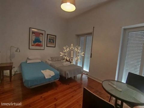 **Apartamento Exclusivo à Venda em Regime de Alojamento Local** Descobre este incrível apartamento no primeiro andar de um prédio situada no centro do Montijo, ideal para quem procura um investimento seguro e rentável. Com uma área útil de 80 m², est...