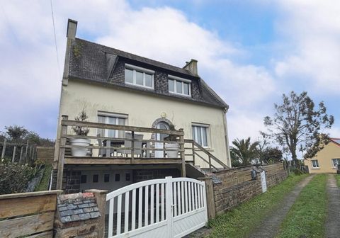 TE KOOP PLOUESCAT, traditioneel huis gebouwd op kelder en als volgt samengesteld: Een inkomhal verdeelt een mooie woonkamer, een open keuken, een slaapkamer, een badkamer met toilet. Boven, drie slaapkamers. Dicht bij het dorp en niet ver van de stra...