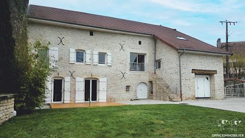 Votre conseiller SIGNATURE vous invite à pousser les portes de cette ancienne maison vigneronne du début du 19ème siècle située à CHOUZELOT, joli petit village pittoresque au bord de la loue profitant de toutes les commodités offertes par la ville ac...