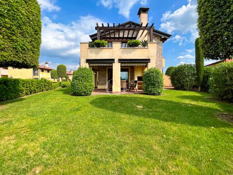 Inside the exclusive Garda Resort Village, located between Peschiera del Garda and Sirmione, we offer for sale an elegant three-room apartment on the ground floor, perfect for those who want to live in a refined environment surrounded by greenery, wi...