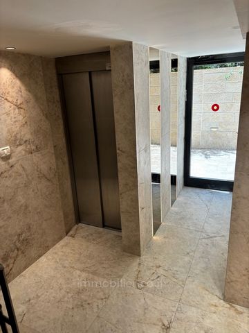 4 rooms in Kiryat Moshe close to everything! In a beautiful building neat after TAMA. The apartment is on the 2nd floor with Shabbat elevator, renovated and bright with 3 bedrooms, 2 bathrooms, sukkah balcony, air conditioner. Renovated2 BathroomsSuk...