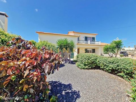 Villa mit 3 Schlafzimmern in Porto Santo, in einer ruhigen Gegend, in der Nähe von Schulen, Strand und Restaurants. Porto Santo ist eine ruhige und friedliche Insel, perfekt für diejenigen, die sich entspannen möchten, mit seinem berühmten goldenen S...