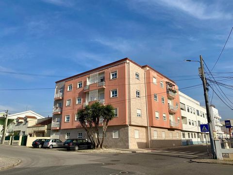 Apartamento T3, aos nível do 2° andar com elevador Junto à cidade desportiva de Caldas da Rainha Em ótimo estado de conservação Com parqueamento na cave Visite e compre!!!