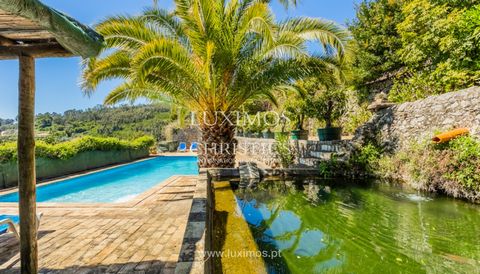 Situada na zona mais verde do Algarve , a três quilómetros da pitoresca vila de Monchique , encontra-se esta impressionante moradia de 370 m², com seis quartos e seis casas de banho divididas por dois pisos. Enquadrada num terreno com 13.500 m² , a m...