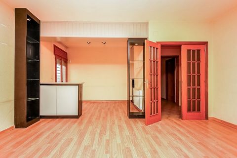 Descubra este luminoso apartamento de 3 quartos à venda em Santa Bárbara, Tarragona. Com uma área generosa de 144 m², esta propriedade oferece uma combinação perfeita de conforto e conveniência, ideal para quem procura um lar pronto a habitar. A sua ...