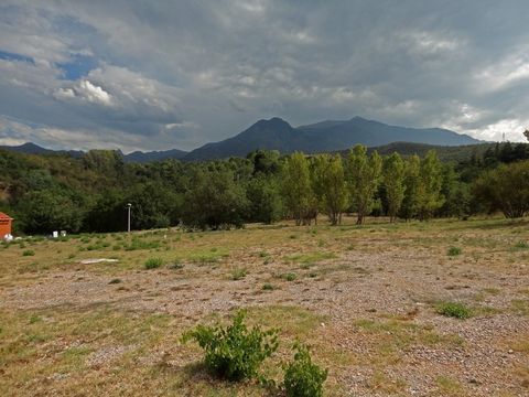 Dpt Pyrénées Orientales (66), à vendre PRADES Terrain constructible 399 m², 3 faces, libre constructeur