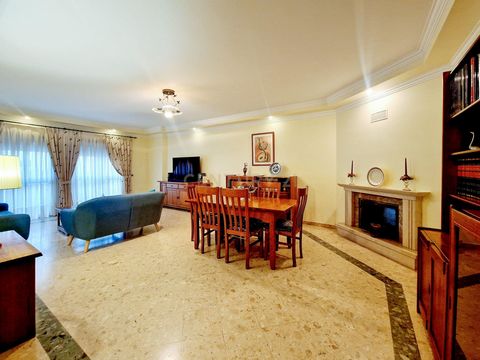 Excelente apartamento de 5 assoalhadas nos Fidalguinhos/ Barreiro, que combina conforto, áreas e qualidade. Com uma área bruta de 143m², este imóvel destaca-se pela sua excelente exposição solar, tranquilidade e centralidade da zona. O apartamento es...