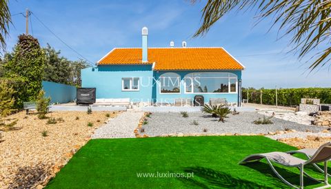Localizada nos arredores de Lagoa, no Algarve , esta moradia térrea com 4 quartos , totalmente mobilada , oferece total privacidade num terreno de 2.000 m² . Abrindo diretamente para um espaçoso hall de entrada com uma excelente vista para o jardim ,...
