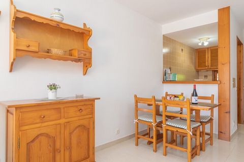 El exterior de la vivienda es ideal para disfrutar del clima mediterráneo. En él encontrarán una piscina de cloro de 8mx4m y una profundidad de entre 0.9m y 1.9m, que se comparte con otra propiedad. Junto a ella, hay una zona con tumbonas en las que ...